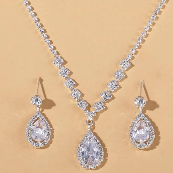 Cubic Zirconia Water Drop Decor Drop Earrings & Necklace - Picture 4 of 5